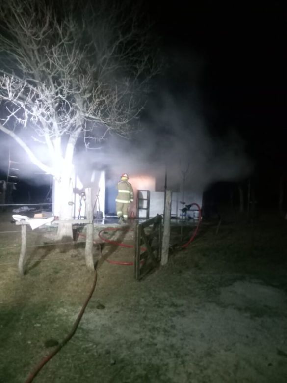 Se incendió completamente una vivienda en la zona rural de Rancúl 