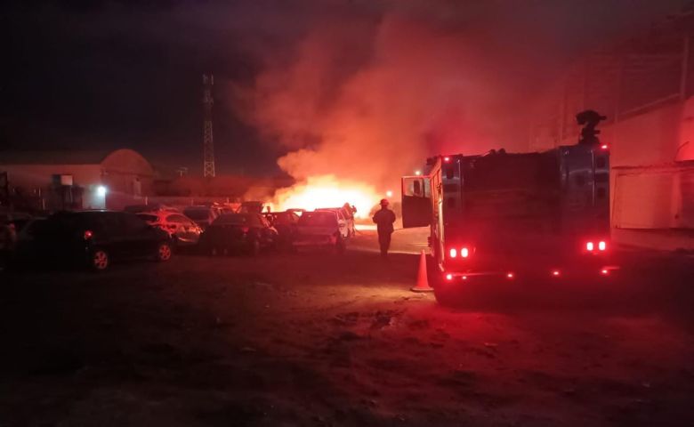 6 autos se incendiaron en un depósito de autopartes