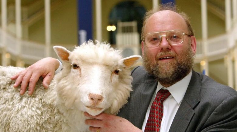 Murió Ian Wilmut, el científico que clonó a la oveja Dolly en 1996