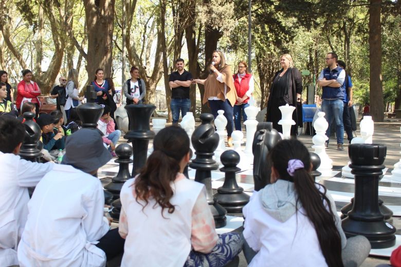 Brindaron una clase de ajedrez y de cerámica para niños en el Parque Sarmiento 