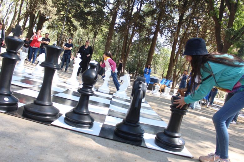 Brindaron una clase de ajedrez y de cerámica para niños en el Parque Sarmiento 