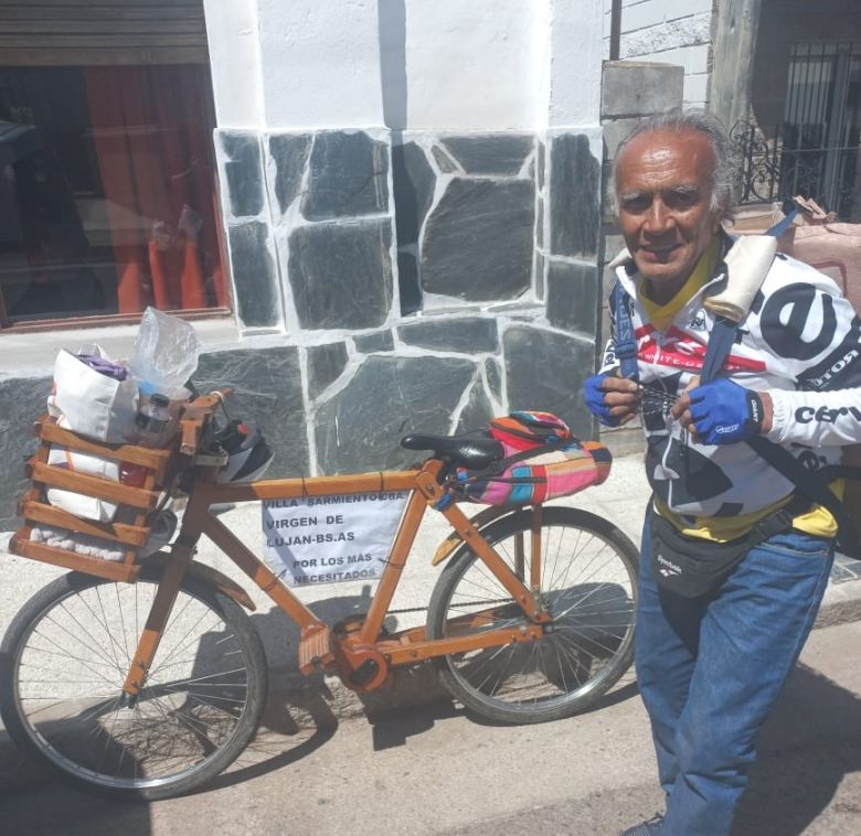 Viaja en una bicicleta de madera con destino a Luján