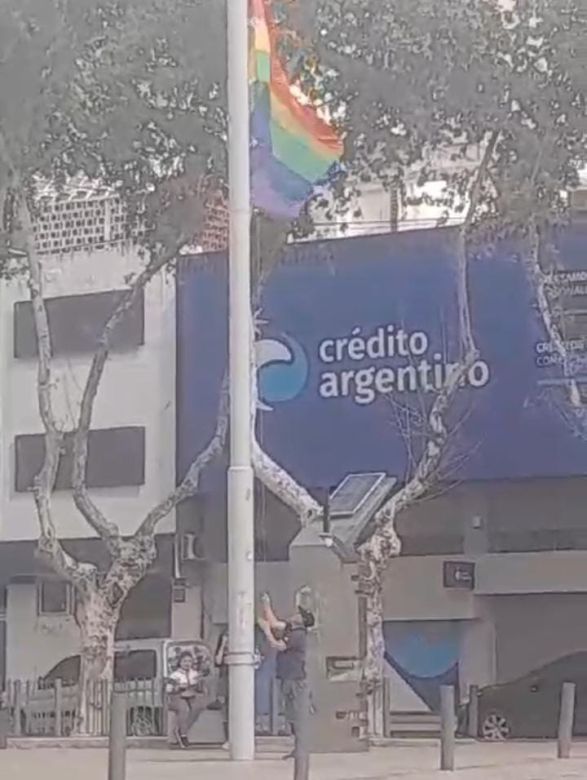 Un grupo de excombatientes bajó la bandera del orgullo LGBTIQ+ que estaba izada en la municipalidad  