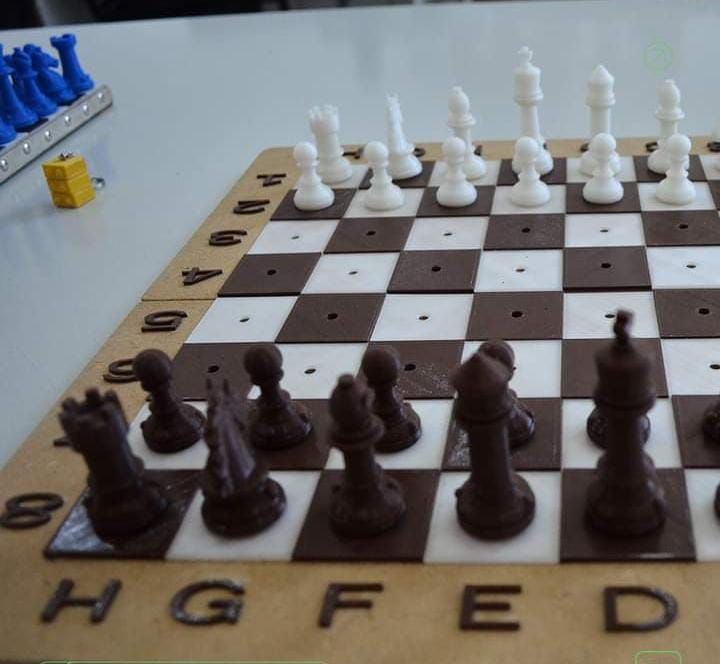Diseñó un ajedrez para personas ciegas y difunde la variedad de juegos que se pueden adaptar a esta discapacidad