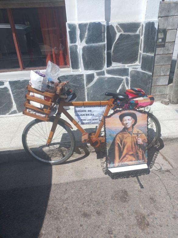 El ciclista de la bicicleta de madera llegó a Luján tras pedalear durante 18 días