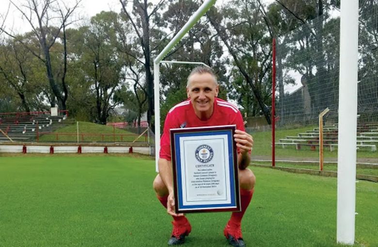 Robert Carmona, el futbolista más longevo del mundo