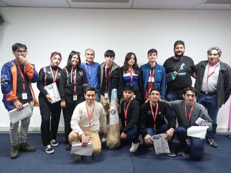 Estudiantes de Tucumán construyeron un satélite y con él ganaron un premio nacional
