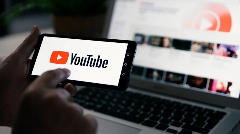 YouTube ya está probando en su app un botón que inicia la reproducción de videos al azar 