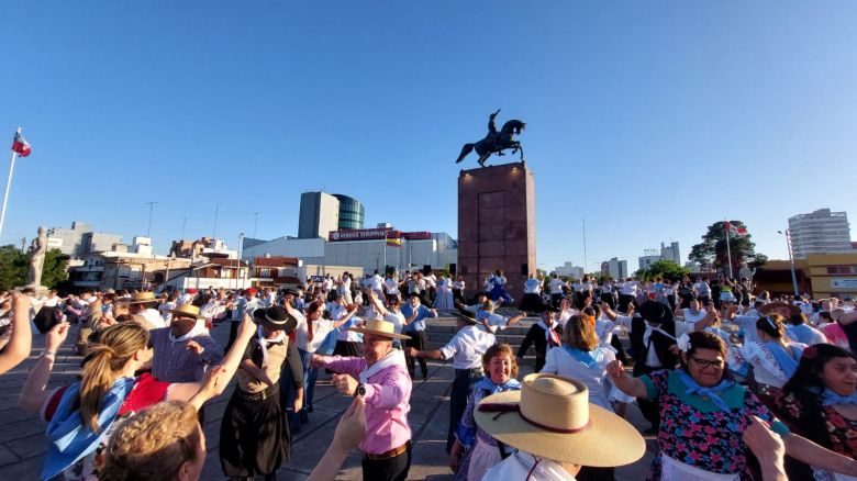 Se desarrolló el tradicional Pericón y "Marcha de los bombos" en la Plaza San Martín 