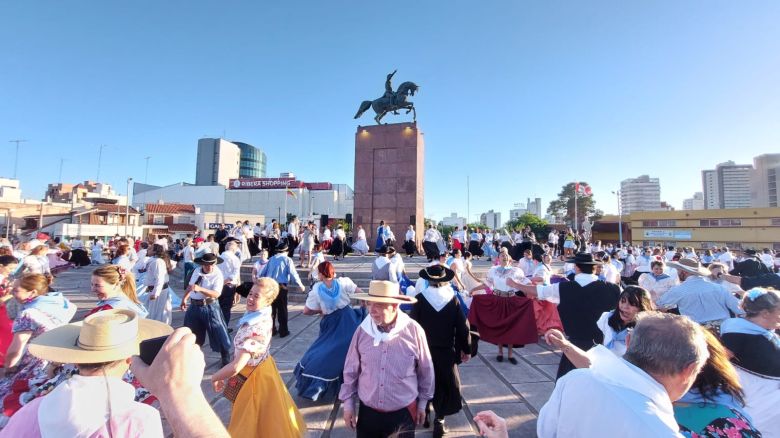 Se desarrolló el tradicional Pericón y "Marcha de los bombos" en la Plaza San Martín 
