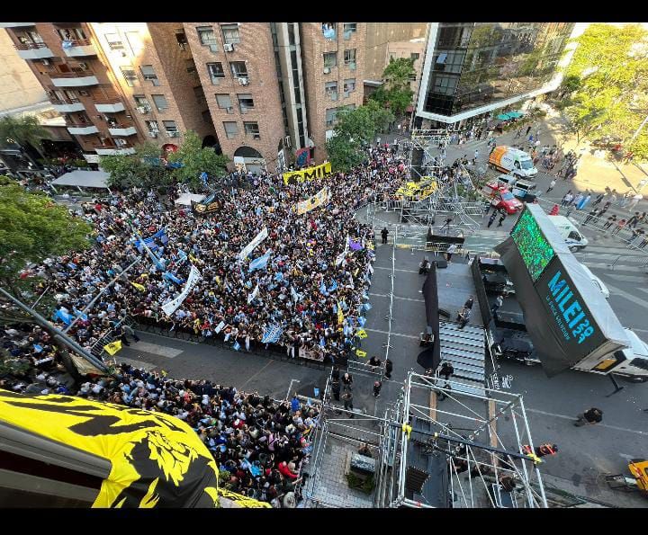 Javier Milei cerró su campaña en la ciudad de Córdoba frente a miles de personas