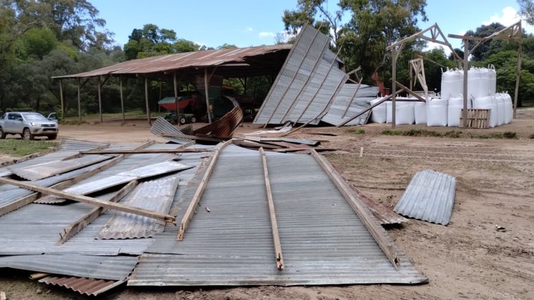 El viento derribó un galpón en la zona rural de Olaeta