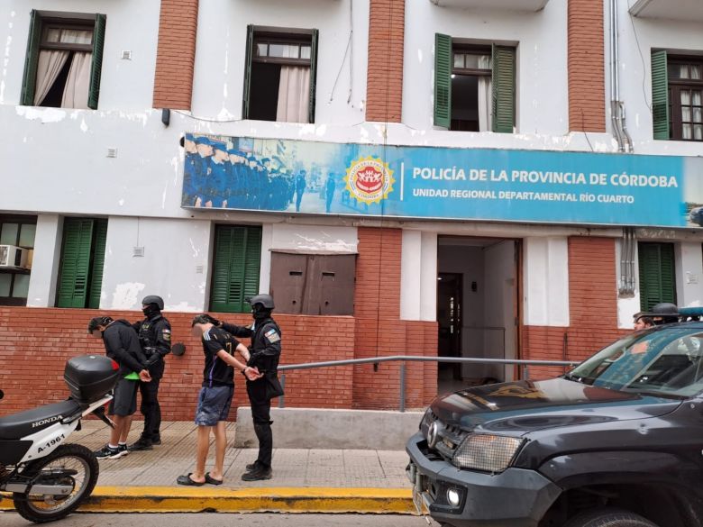 Un hombre y su hijastro fueron detenidos por vender drogas en Río Cuarto 