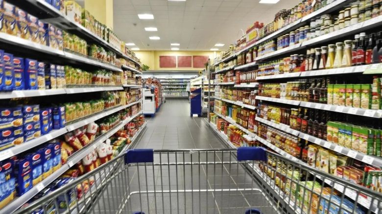 Mientras siguen los aumentos de los alimentos, el Gobierno analiza una nueva canasta económica de 20 productos