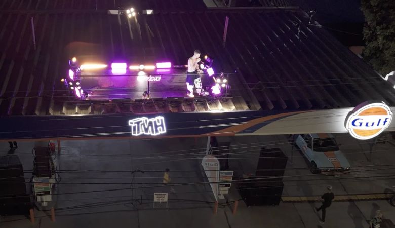 J Rei se subió al techo de una estación de servicio de Ituzaingó y ofreció un show multitudinario