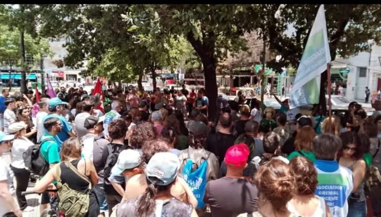 Decenas de organizaciones, gremios y espacios políticos protestaron contra el DNU de Milei