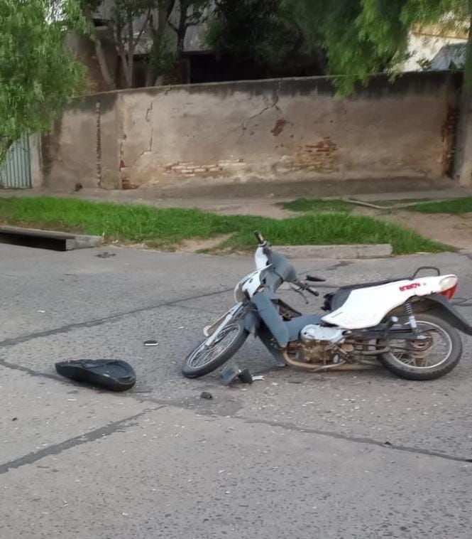 Fuerte colisión entre una motocicleta y un automóvil 