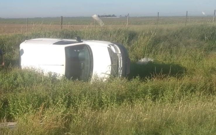 Un vehículo con un tráiler perdió el control tras pisar un pozo de una banquina 