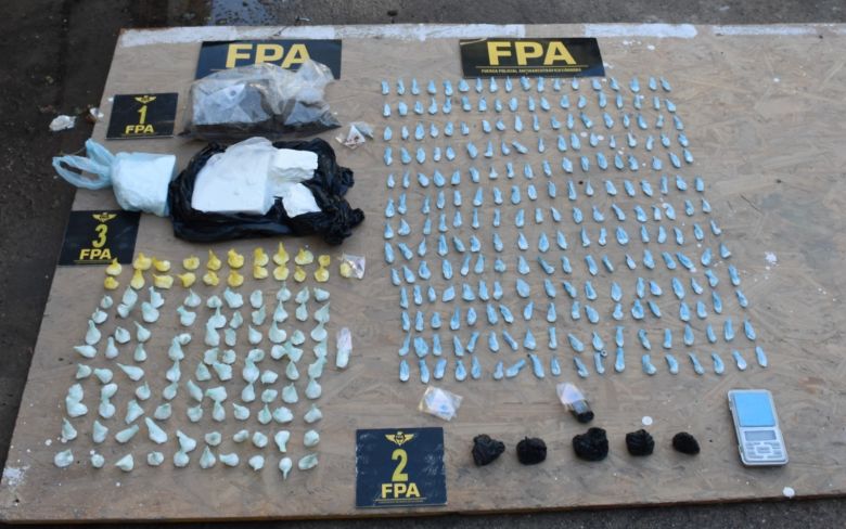 Megaoperativo: FPA desbarató una organización narco en barrio bajo pueyrredón y secuestró más de 20000 dosis de estupefacientes