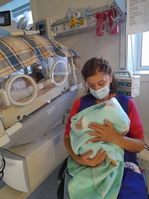 Las “Abrazadoras”, mujeres esenciales para la contención de bebés prematuros y su familia