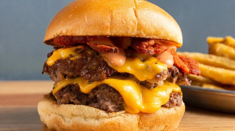 Un local lanzó un polémico reto que consiste en comer una hamburguesa de 1 kilo en 30 minutos para no pagarla 