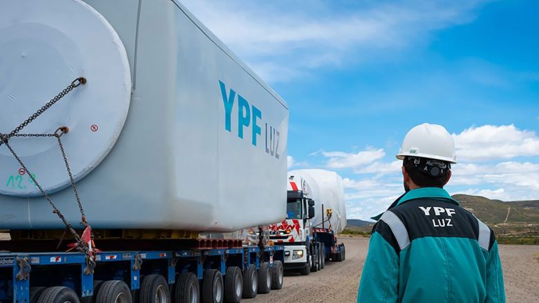 Llegan a General Levalle los aerogeneradores del futuro parque eólico de YPF Luz 