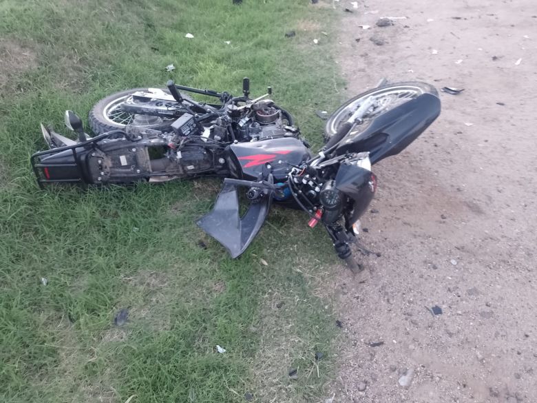 Un motociclista muerto al chocar con una camioneta 