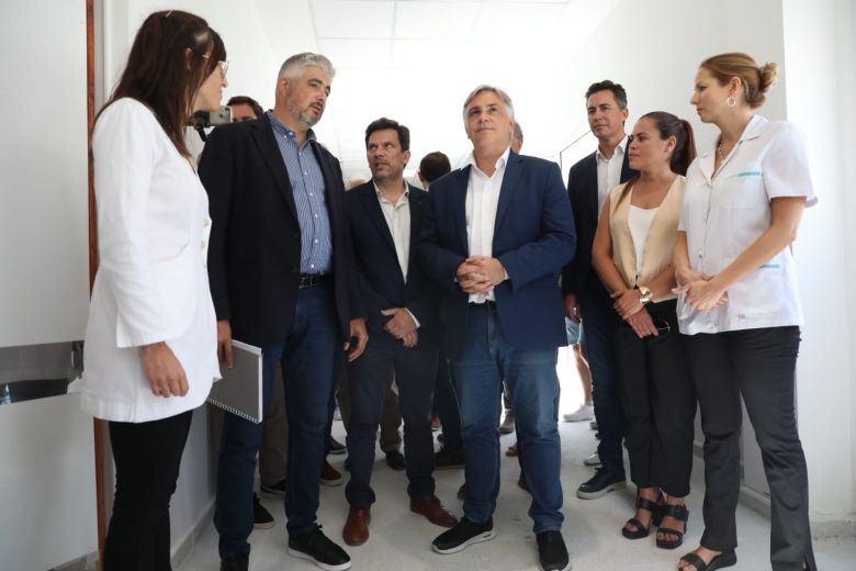 Huinca Renancó: Llaryora recorrió las obras del hospital René Favaloro y entregó fondos para la compra de una nueva ambulancia