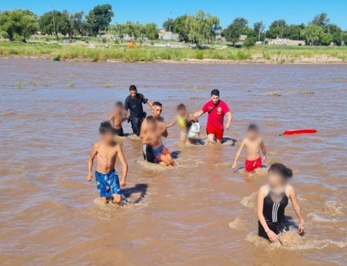 Rescataron a un grupo de niños del río Cuarto