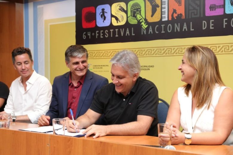 Llaryora anunció obras y entregó aportes al Festival Nacional de Folclore 