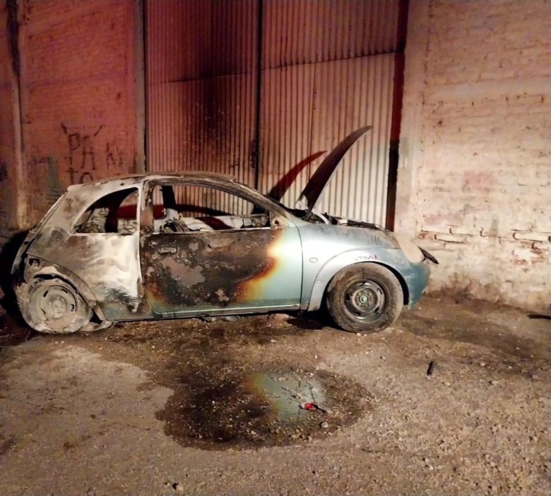 Un auto se incendió en Elena 
