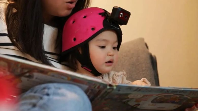 Colocan una cámara en la cabeza de un bebé para que una inteligencia artificial aprenda nuevas palabras 