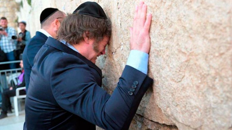 Milei rezó en el Muro de los Lamentos y ratificó que mudará la embajada argentina a Jerusalén