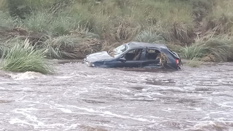 Las Albahacas: Un auto fue arrastrado por la creciente a dos kilómetros 