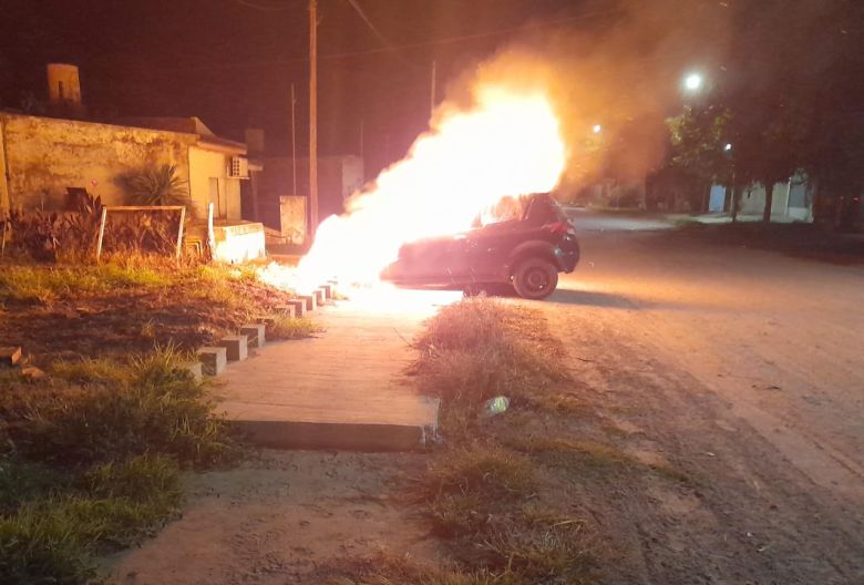Incendio de un vehículo Ford Ka en Alejandro Roca: Daños totales pero conductor ileso