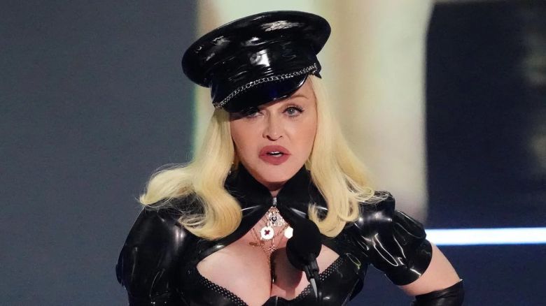 Madonna cayó de espaldas con la silla en el escenario: “No te dejes arrastrar por un hombre con tacos”