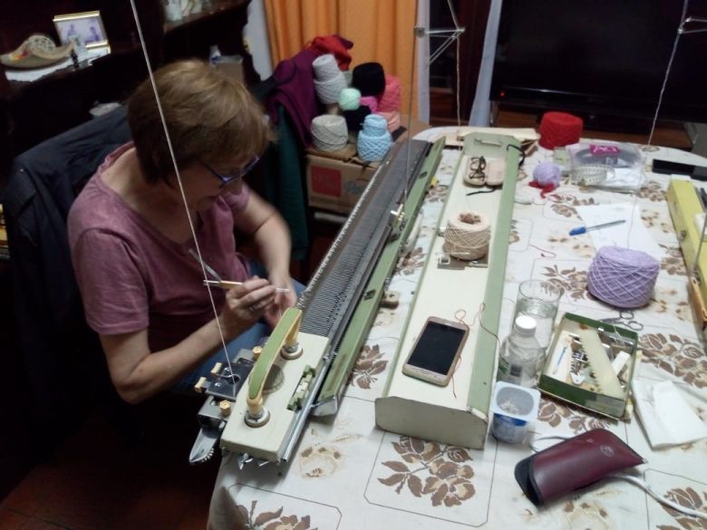 Con una vida dedicada al tejido, inició un emprendimiento junto a su hija