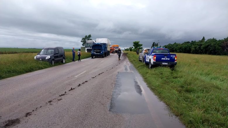 Increíble accidente en Ruta 8 entre tres camiones y un utilitario