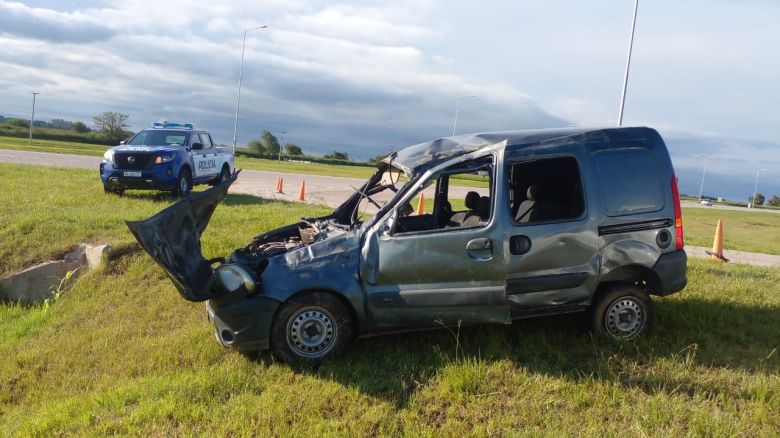 Un vehículo volcó en Autovía Gdor. J. B. Bustos 