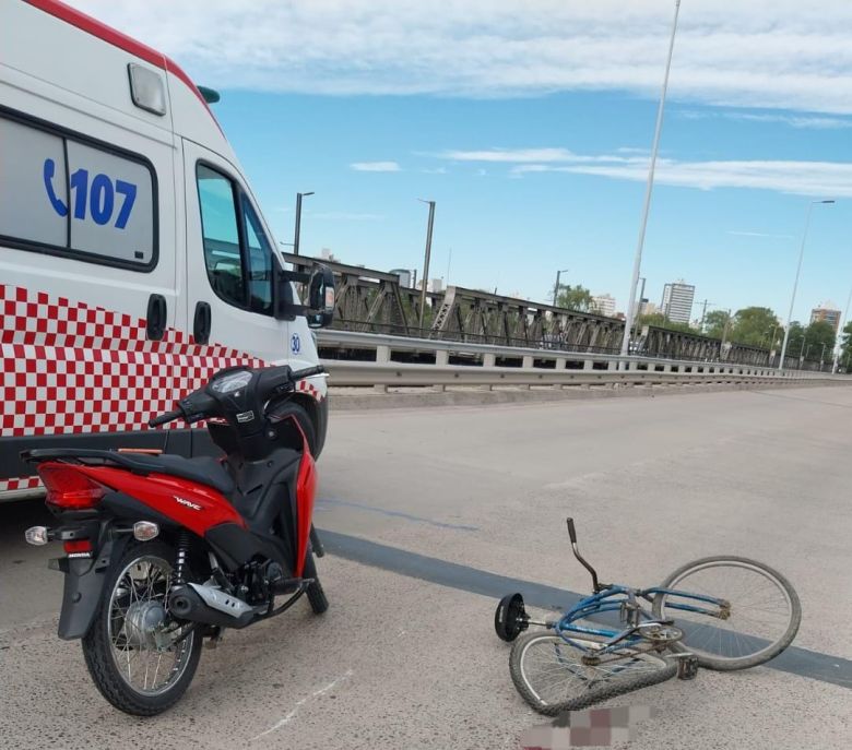 Un motociclista y un ciclista colisionaron en el Puente Obregón Cano