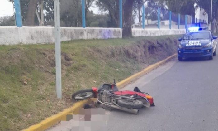 Una motocicleta colisionó fuertemente contra el alambrado público 