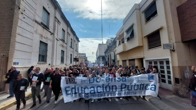 Multitudinaria marcha en defensa a la educación pública