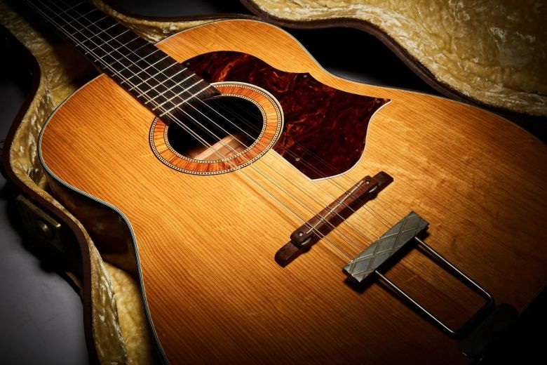 La guitarra con la que John Lennon grabó “Help!” apareció después de 50 años y ahora sale a la venta