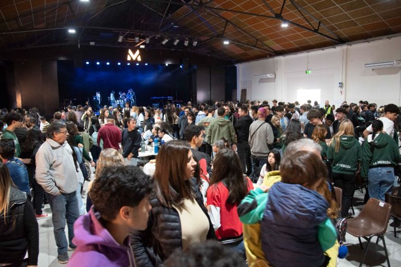 Una multitud copó el Festival de Estudiantes Secundarios en el Viejo Mercado 