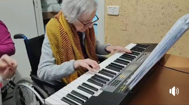 A los 97 años la reconocida Nelly Pomponio sigue tocando el piano en Italia